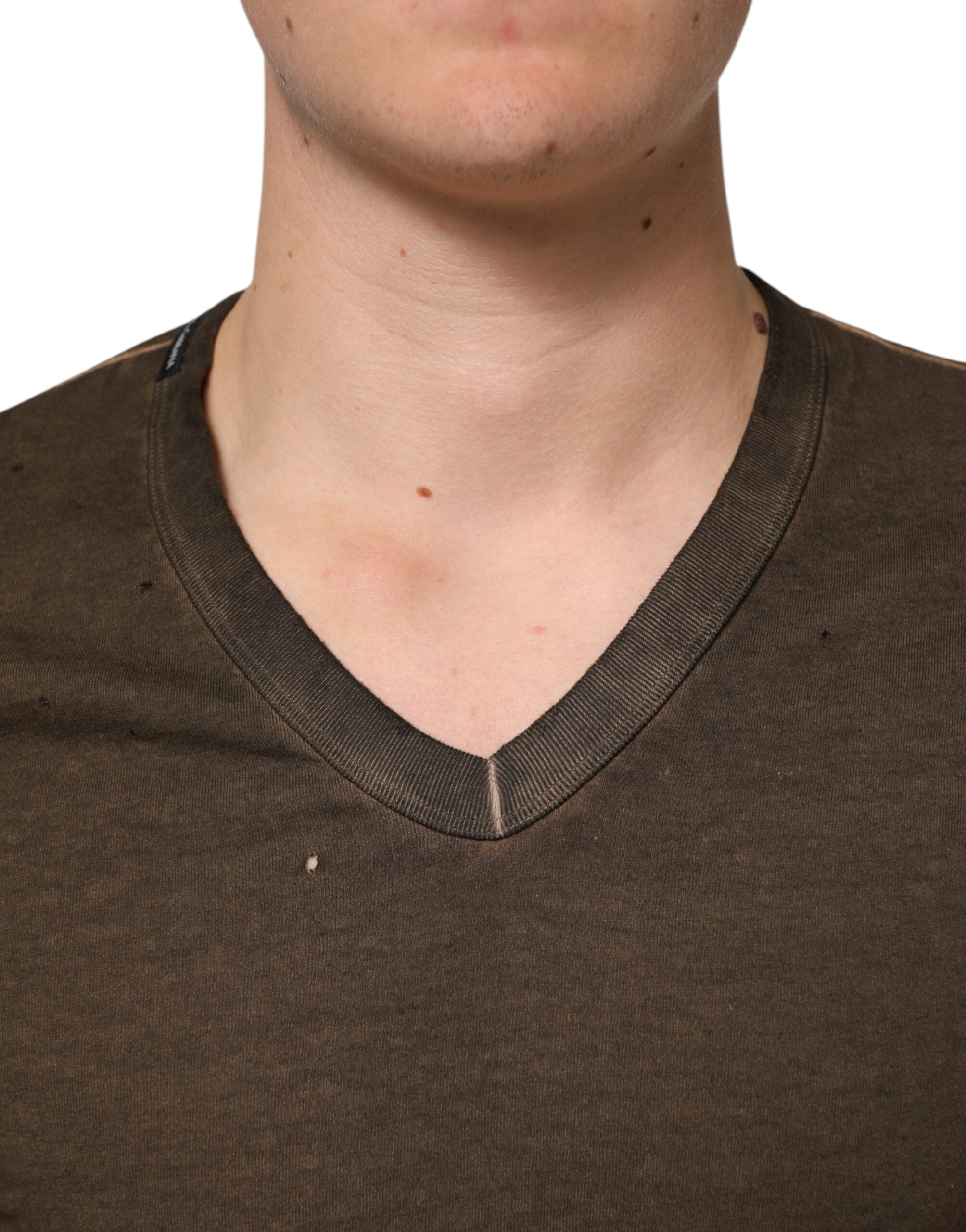 T-shirt homme Dolce & Gabbana en coton marron foncé, déchiré avec logo tissé, style décontracté et moderne.