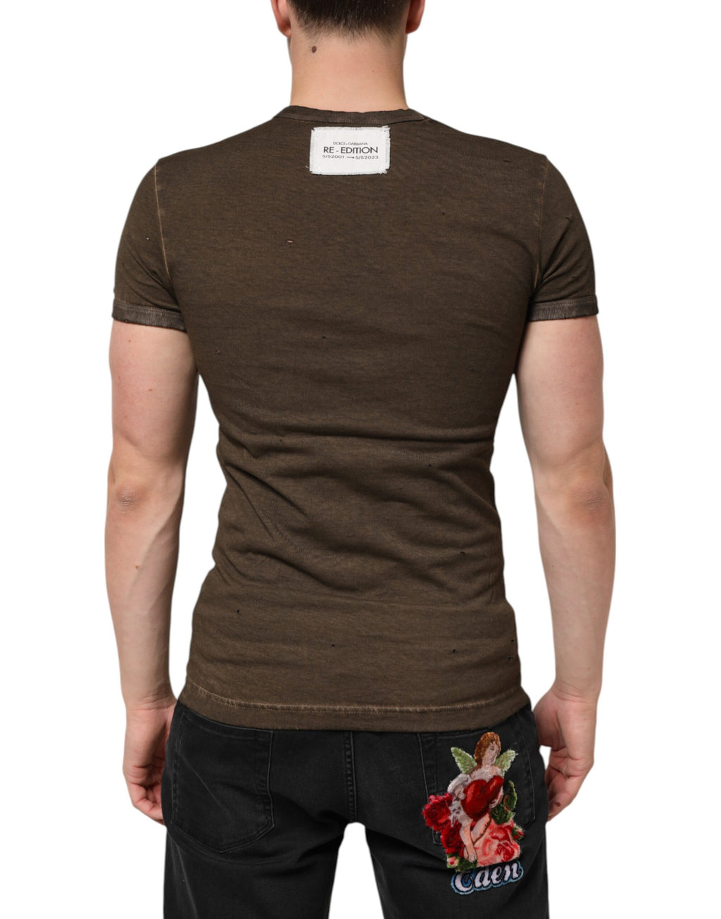 T-shirt homme Dolce & Gabbana en coton marron foncé avec logo déchiré, style décontracté et tendance.