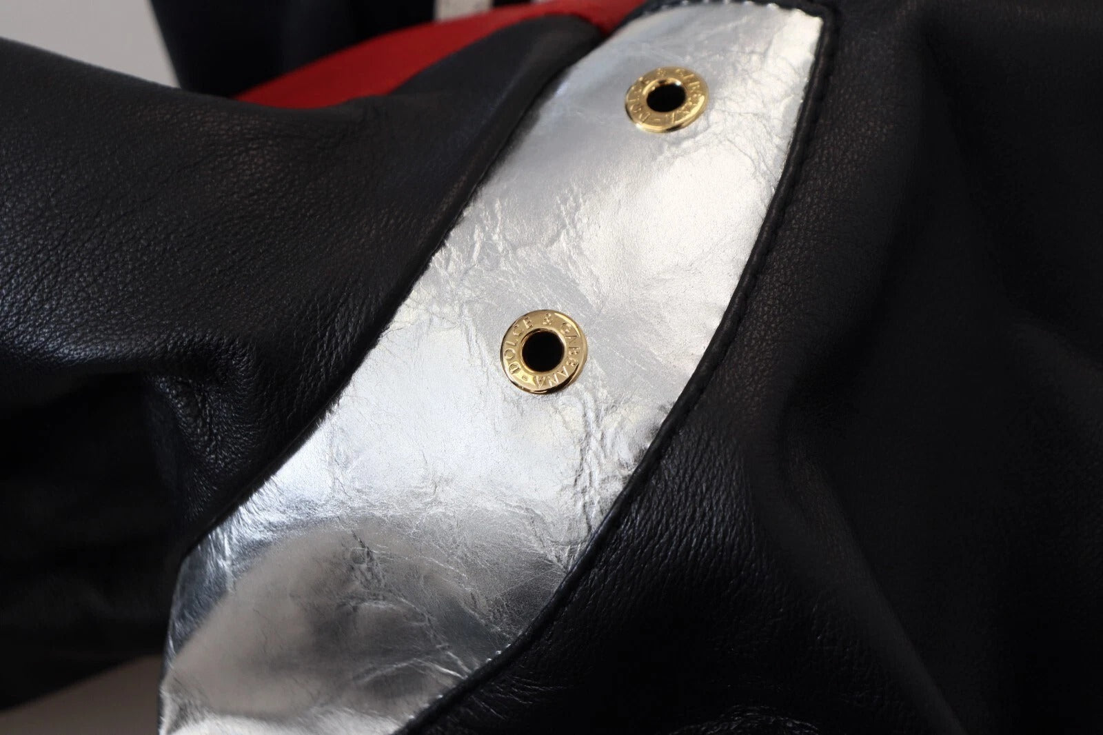 Veste blouson en cuir noir Dolce & Gabbana avec capuche, style moderne et élégant, visible sur cette image.