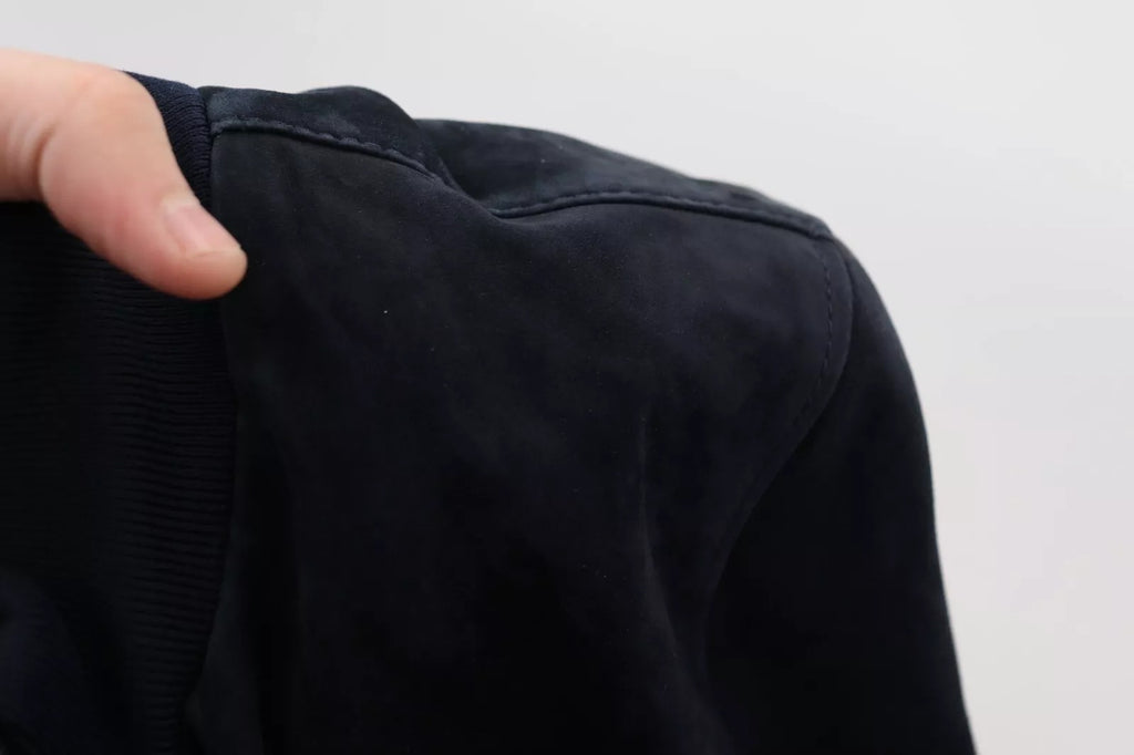 Veste en daim bleu foncé en agneau, blouson Dolce & Gabbana, style élégant et matière douce visible sur l'image.