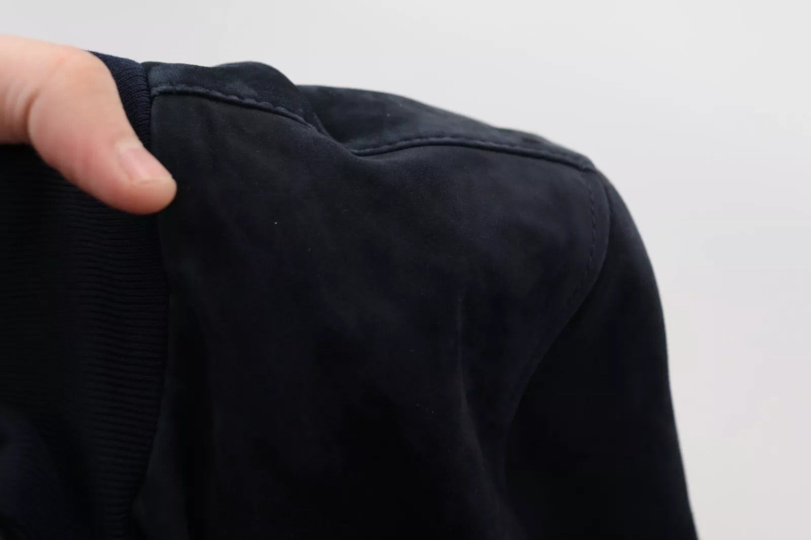 Veste en daim bleu foncé en agneau, blouson Dolce & Gabbana, style élégant et matière douce visible sur l'image.