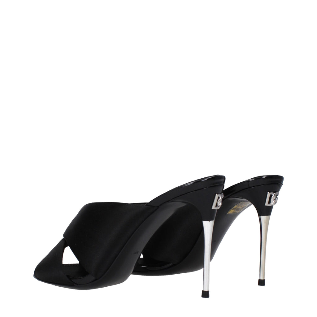 Sandales à talons stilettos en satin noir de Dolce & Gabbana, élégantes et sophistiquées, visibles en gros plan.