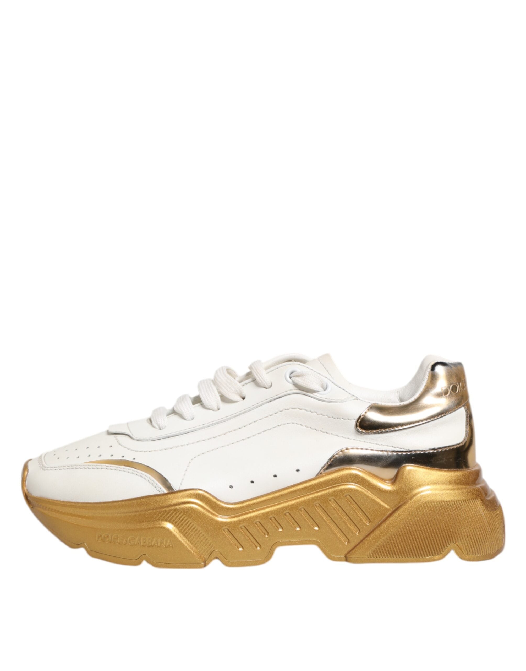 Chaussures sneakers femmes Dolce & Gabbana Daymaster en cuir blanc et or, vue de face, détails élégants et modernes.