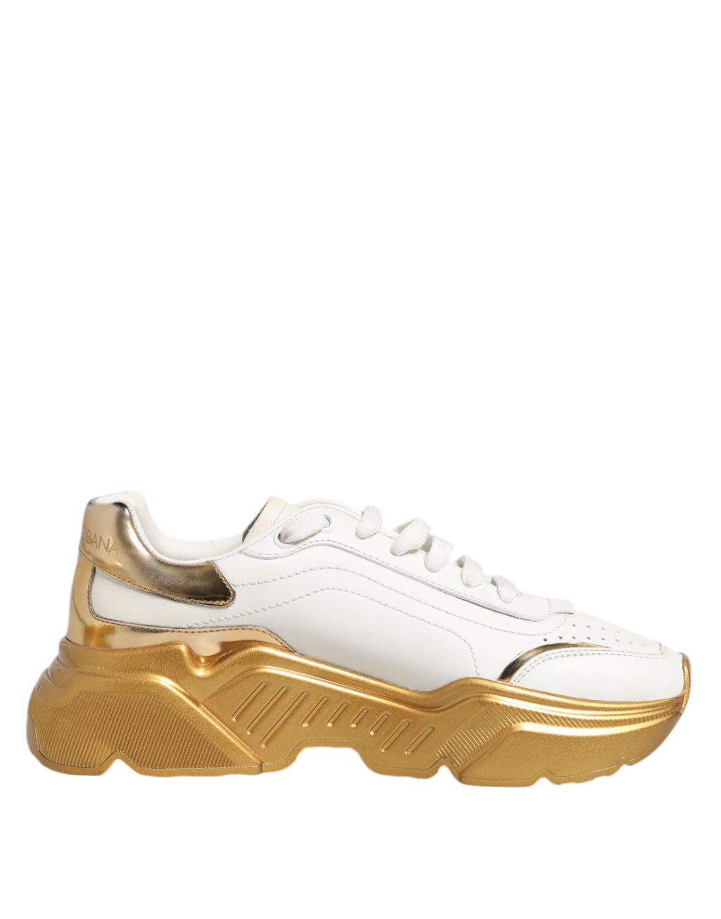 Chaussures femmes Dolce & Gabbana Daymaster en cuir blanc et or, sneakers élégants avec détails dorés.