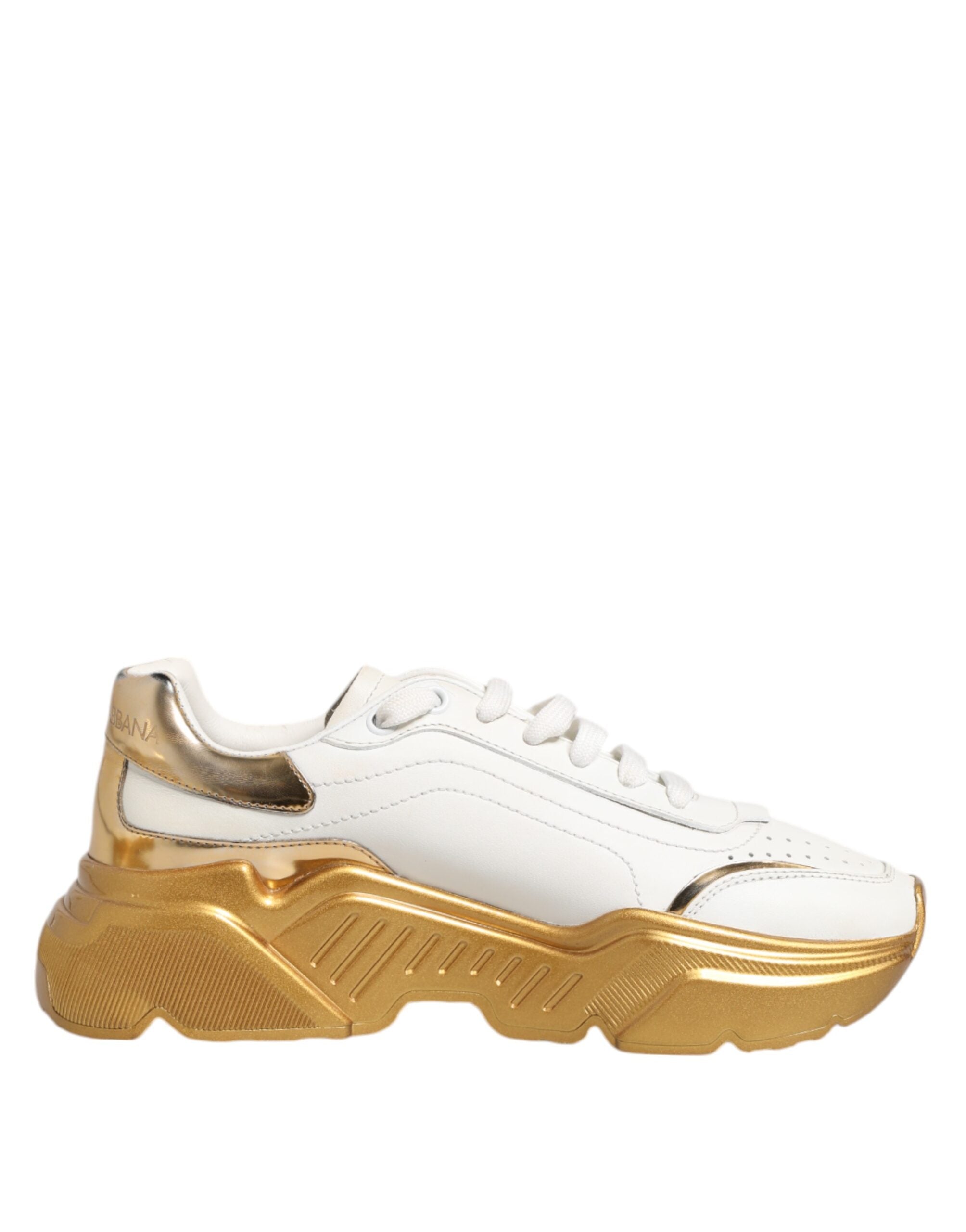 Sneakers blanches en cuir Dolce & Gabbana DAYMASTER pour femmes, avec détails en or et design élégant.