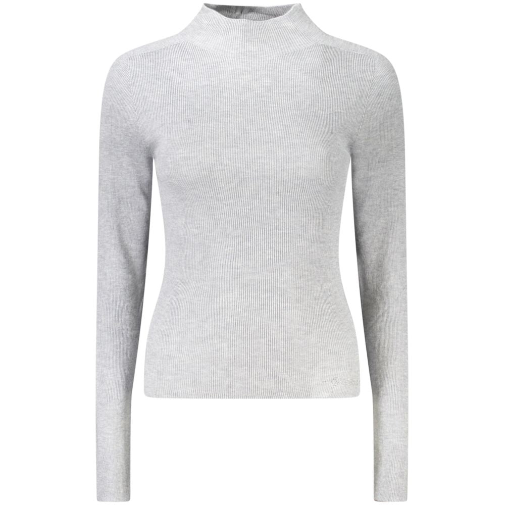 Pull femme gris en acrylique Guess Jeans, coupe classique, avec col rond et manches longues, porté sur un fond neutre.