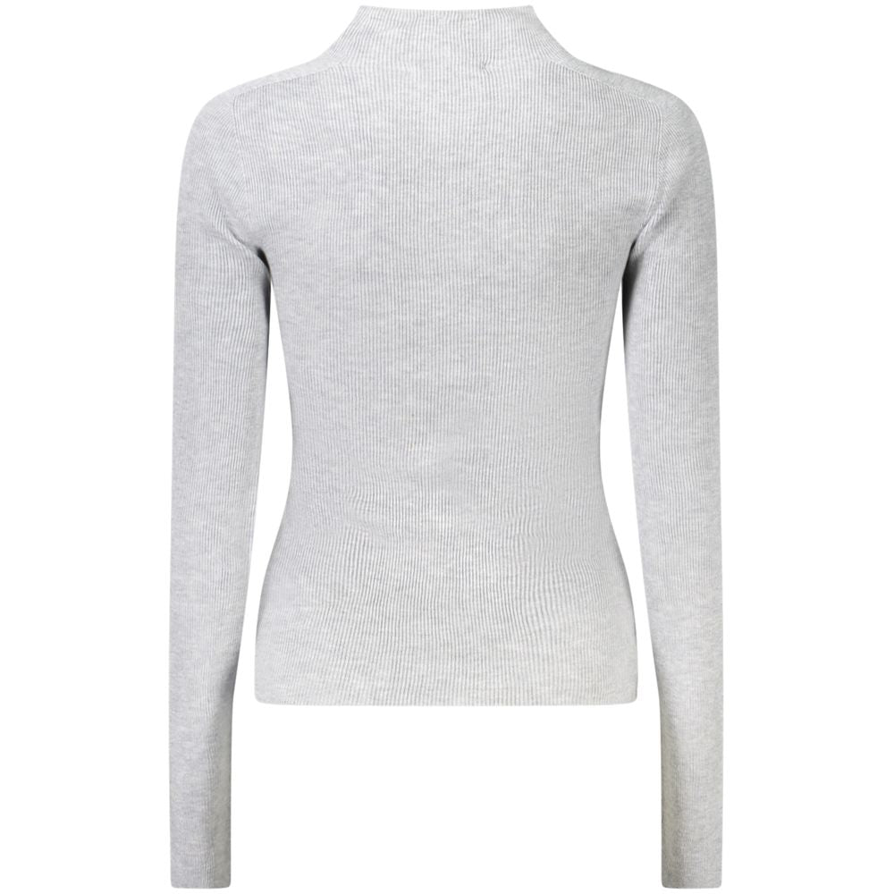 Pull pour femmes Guess Jeans gris en acrylique, doux et confortable, avec un design classique et moderne.