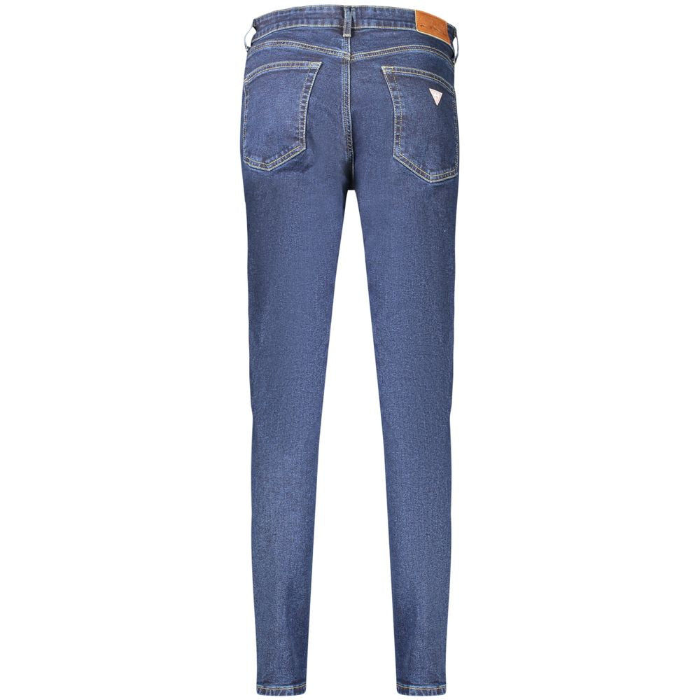 Jean femme Guess Jeans bleus en coton, coupe classique, portée sur un mannequin avec un fond neutre.