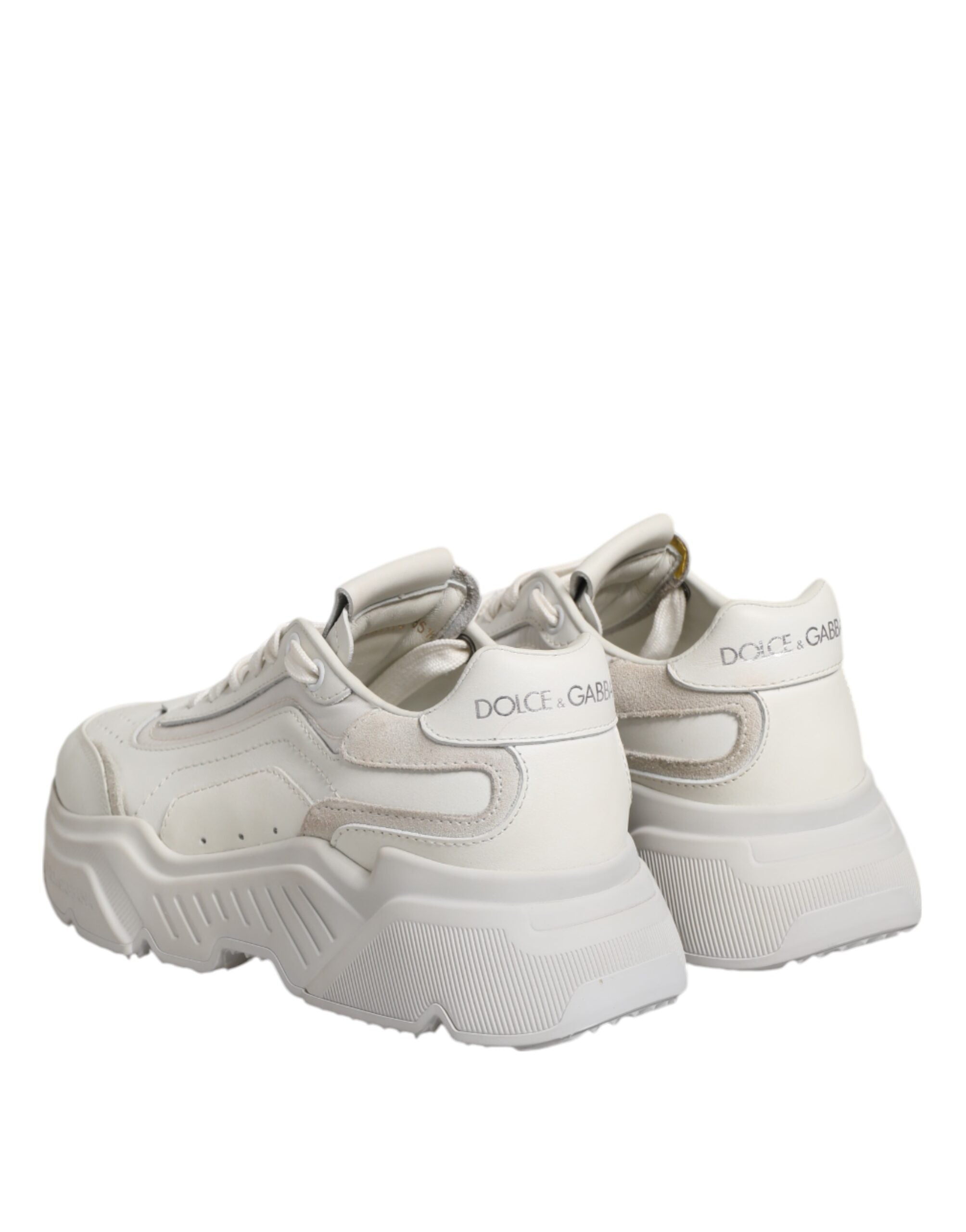Chaussures sneakers basses blanches Dolce & Gabbana Daymaster pour homme, vue de face avec détails du design en cuir.