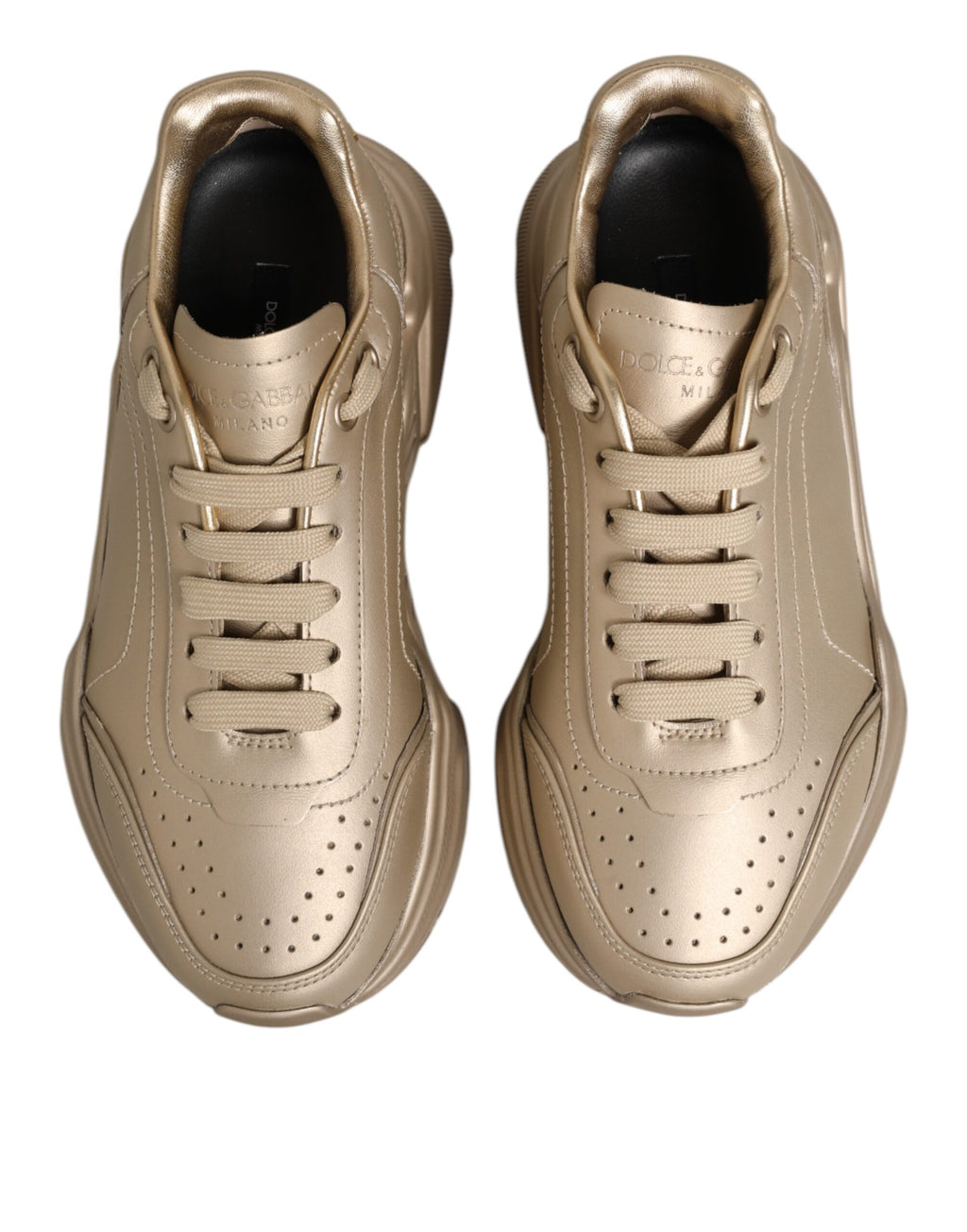 Chaussures sneakers Daymaster en cuir doré pour femmes de Dolce & Gabbana, vue de côté.
