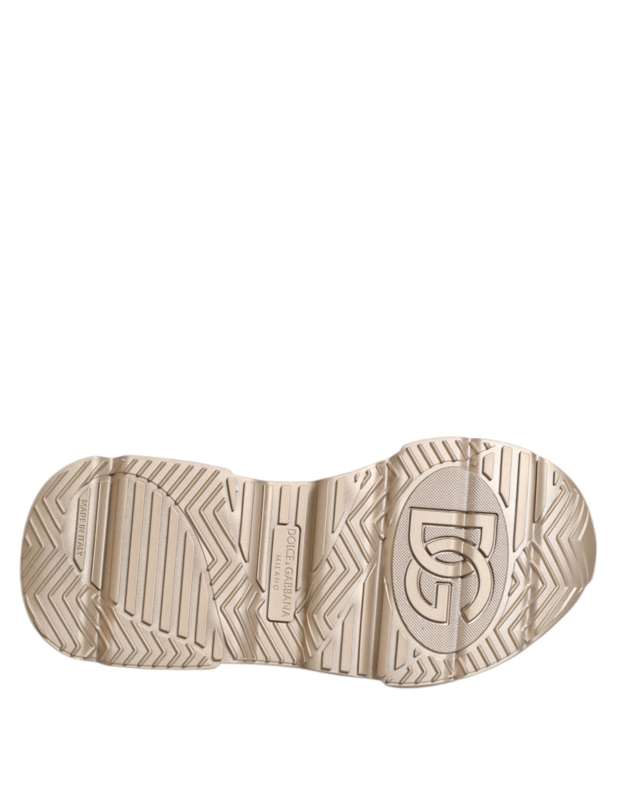 Chaussures sneakers Dolce & Gabbana Daymaster en cuir doré pour femmes, vue de face avec détails de la chaussure visible.