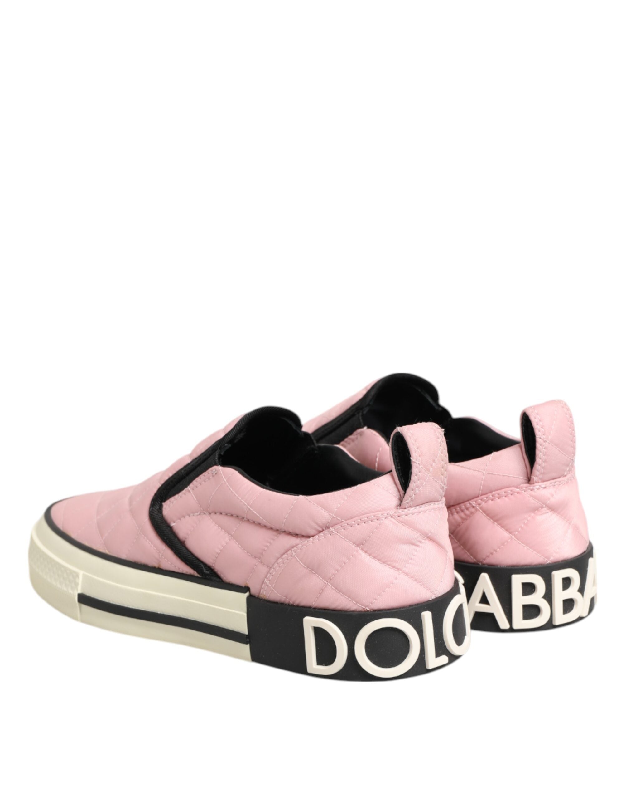Chaussures slip-on Dolce & Gabbana en nylon matelassé rose avec semelle blanche, style élégant et confortable.