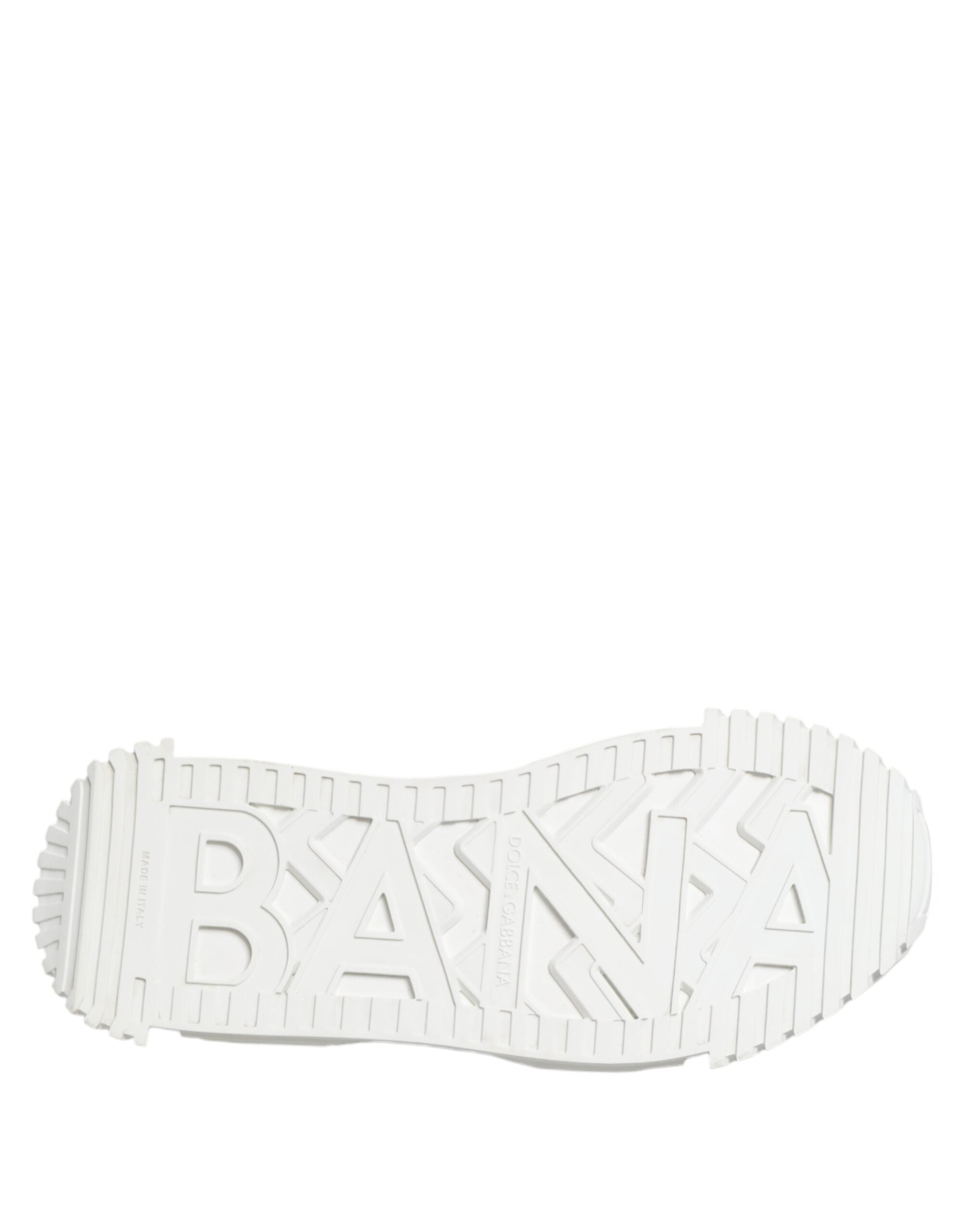 Chaussures sneakers Dolce & Gabbana en toile blanche avec détails en cuir et embellissements, style élégant et moderne.