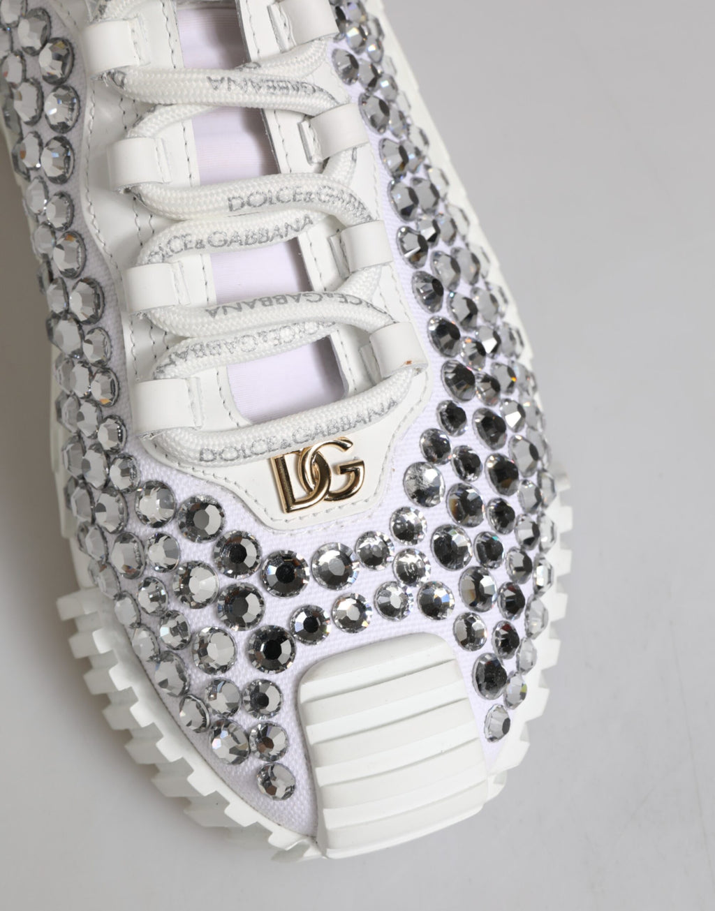 Chaussures sneakers Dolce & Gabbana NS1 en toile blanche avec détails en cuir et embellissements, vue de face.