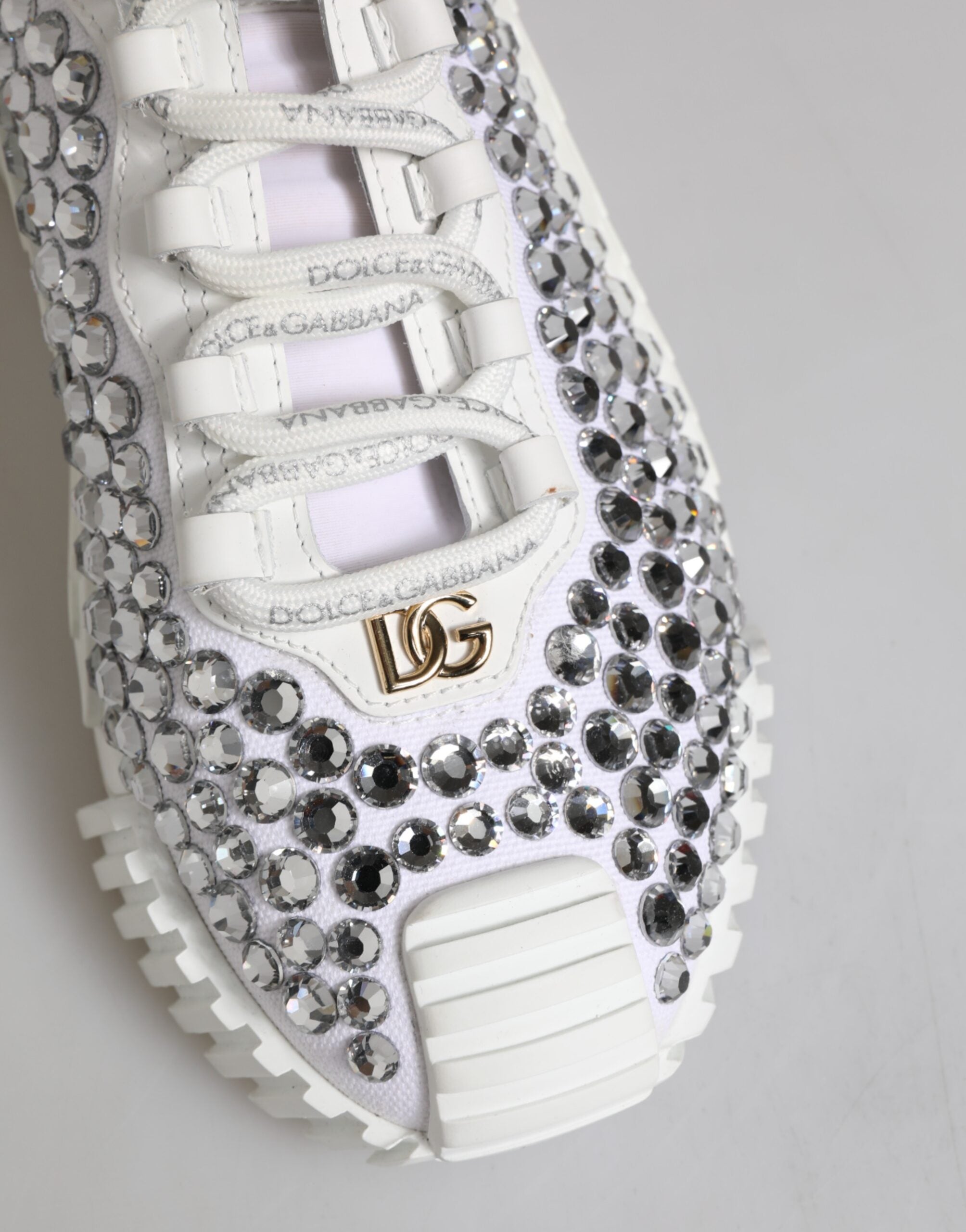 Chaussures sneakers Dolce & Gabbana NS1 en toile blanche avec détails en cuir et embellissements, vue de face.