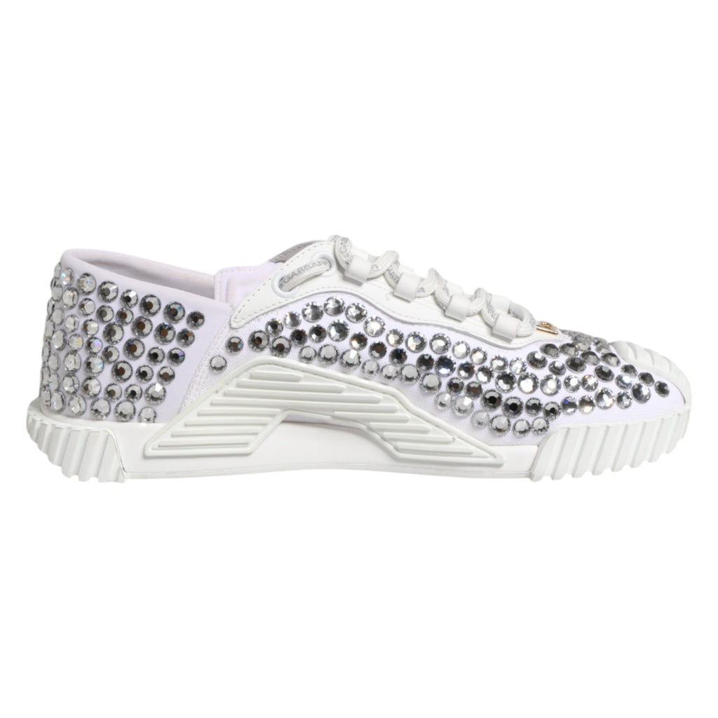Chaussures sneakers Dolce & Gabbana NS1 en toile blanche avec détails en cuir et embellissements, vue de face.