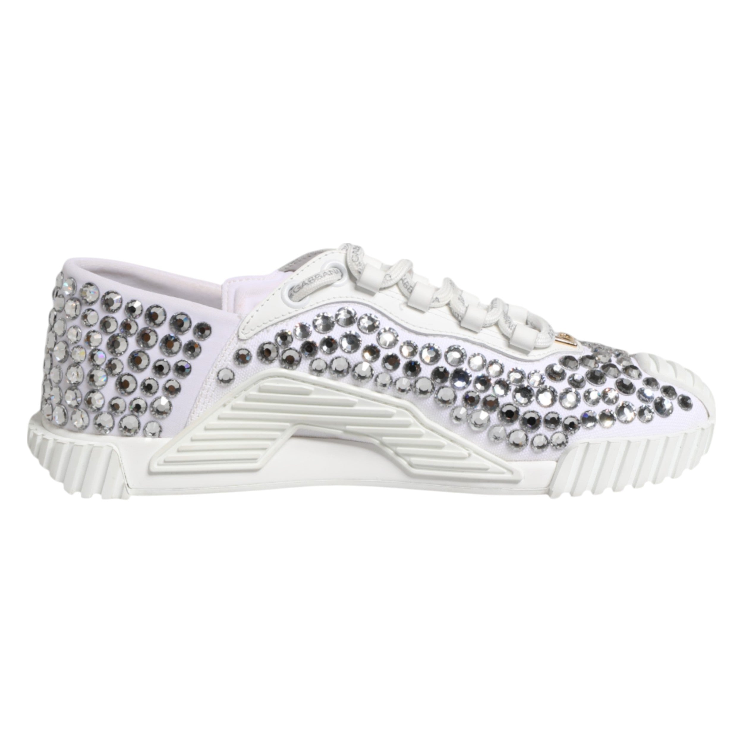 Chaussures sneakers Dolce & Gabbana NS1 en toile blanche avec détails en cuir et embellissements, vue de face.
