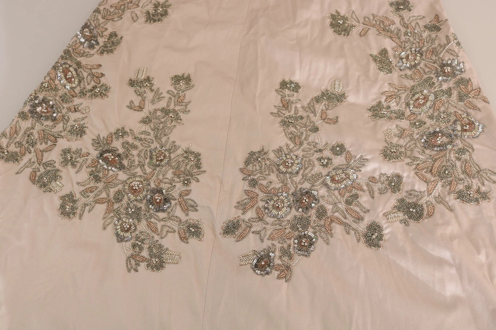 Robe de soirée Dolce & Gabbana beige avec fleurs en sequins, coupe évasée et élégante pour occasion spéciale