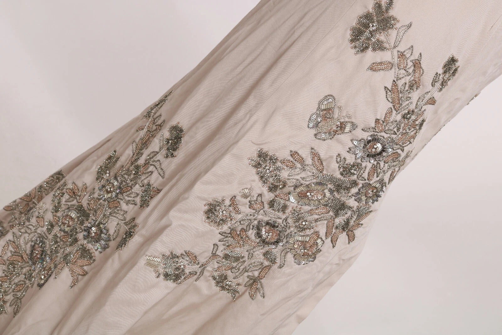 Robe de soirée Dolce & Gabbana beige à sequins avec motif floral et jupe évasée, robe de bal élégante et sophistiquée