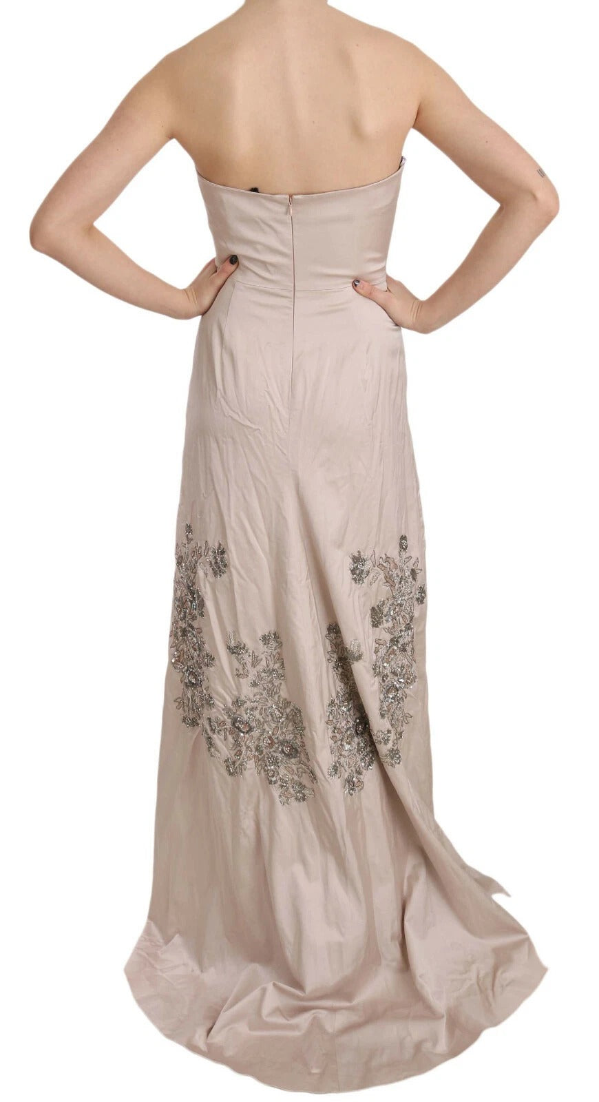 Robe longue beige à sequins floraux de Dolce & Gabbana, robe de soirée à jupe évasée et détails floraux scintillants.