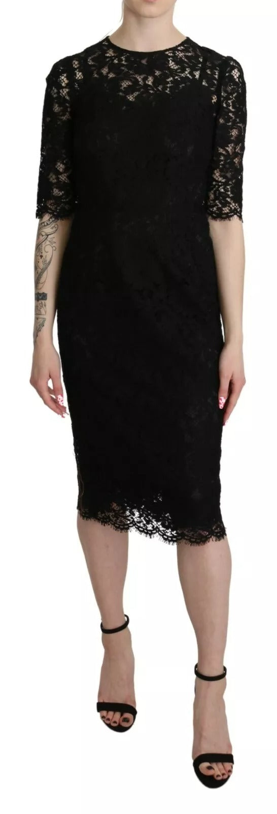 Robe noire Dolce & Gabbana en dentelle florale, coupe cintrée, longueur genou, élégante et sophistiquée.