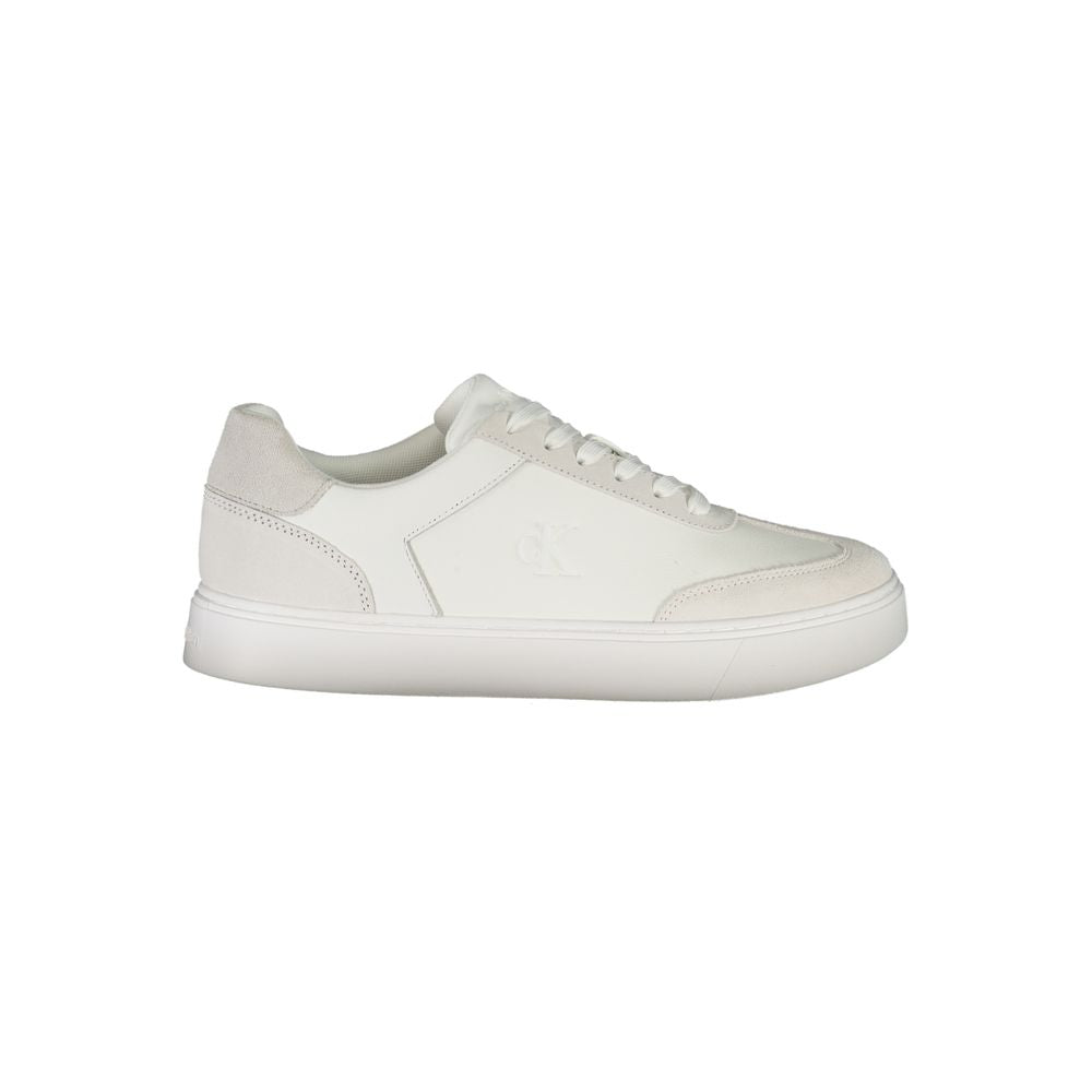 Sneakers blanches en polyuréthane pour homme de Calvin Klein, vue en gros plan sur le dessus et la semelle.