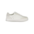 Sneakers blanches en polyuréthane pour homme de Calvin Klein, vue en gros plan sur le dessus et la semelle.