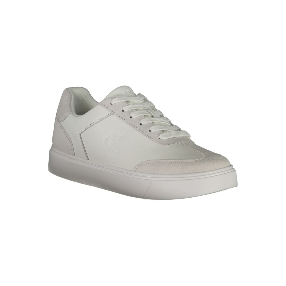 Sneakers blanches en polyuréthane pour homme de Calvin Klein, vue de face avec semelle blanche.