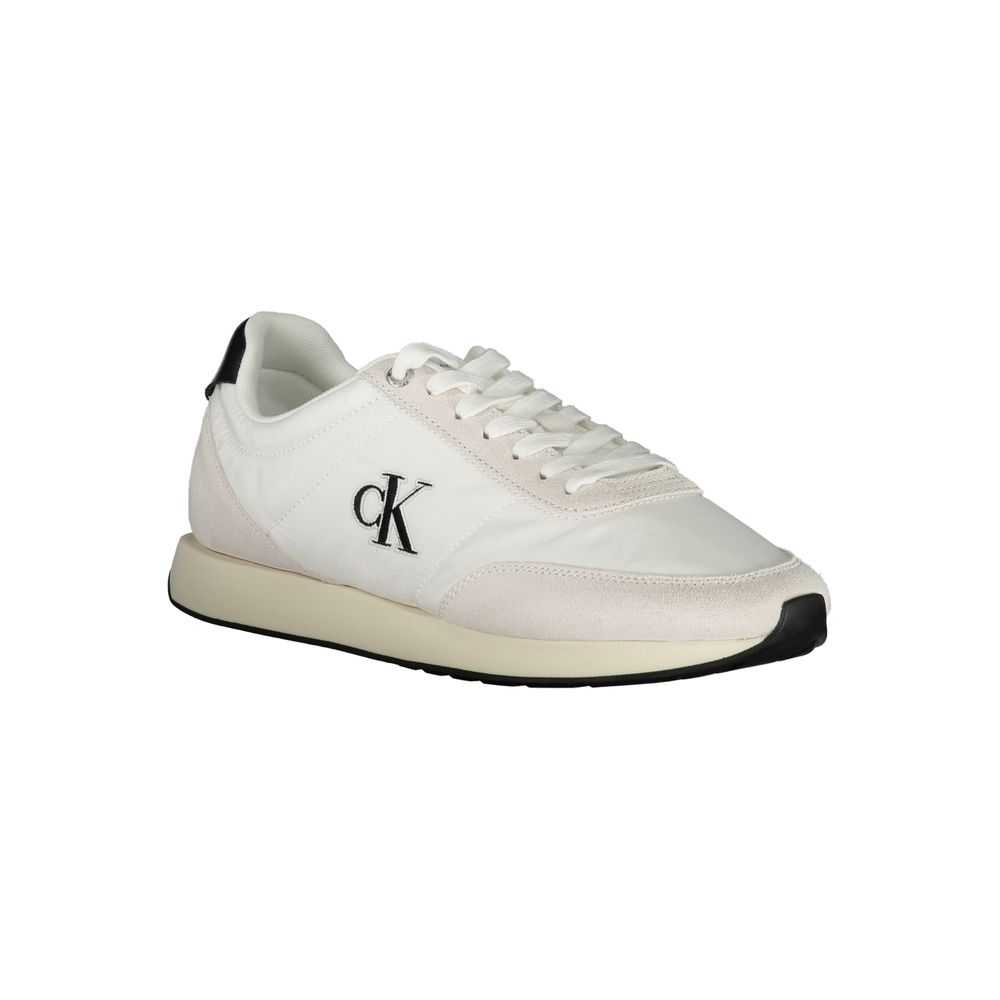Chaussures de sport blanches en polyester pour hommes de la marque Calvin Klein, vue de face.