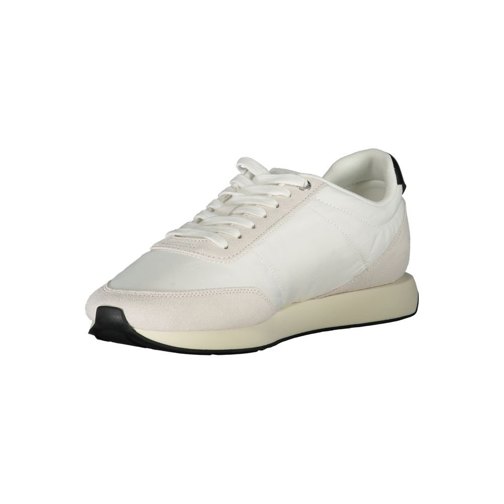 Sneaker homme en polyester blanc de Calvin Klein, vue de profil avec détails du dessus et semelle blanche visible.