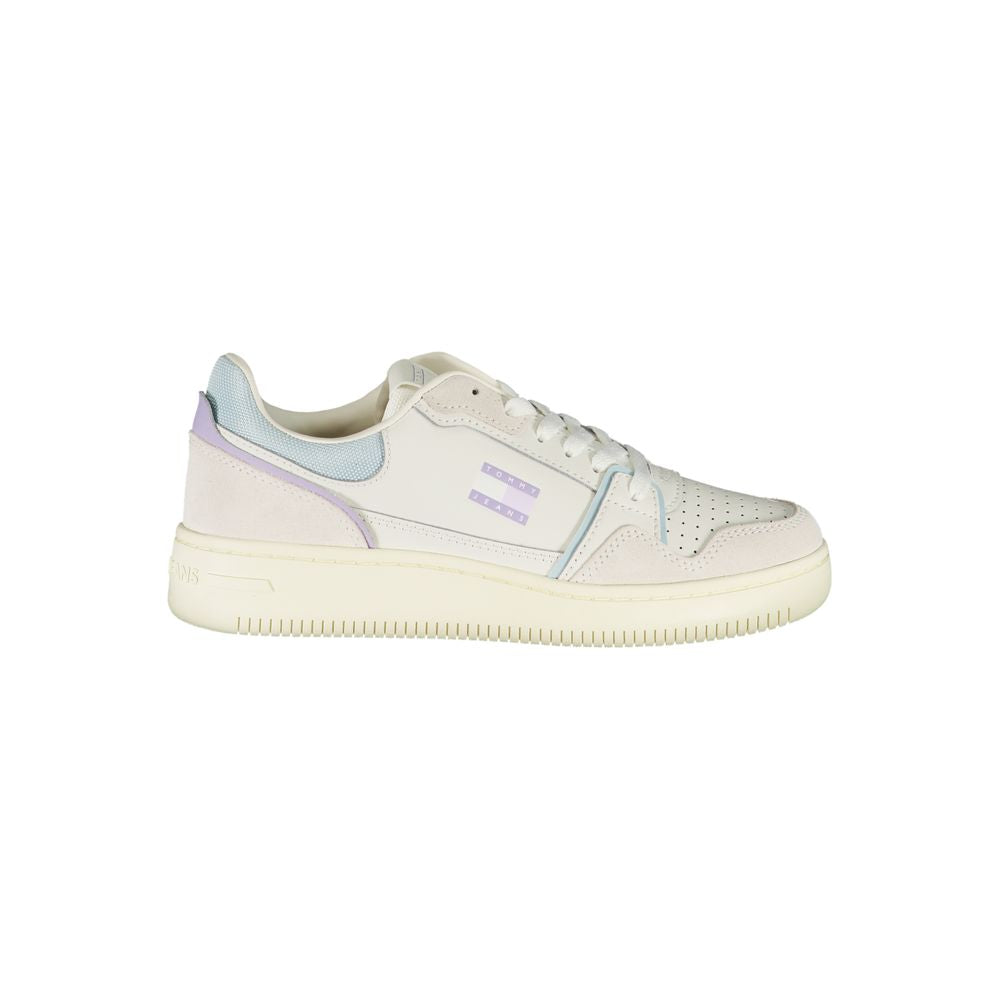 Sneakers blanches en polyuréthane pour femmes de la marque Tommy Hilfiger, avec design élégant et détails modernes.