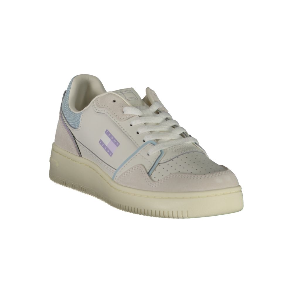 Sneakers en polyuréthane blanches pour femmes de Tommy Hilfiger, design moderne et confortable, vue de face.