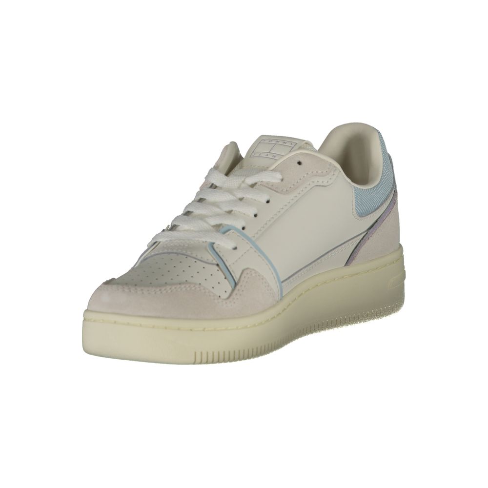 Sneakers pour femmes Tommy Hilfiger en polyuréthane blanc avec design moderne et semelle blanche.