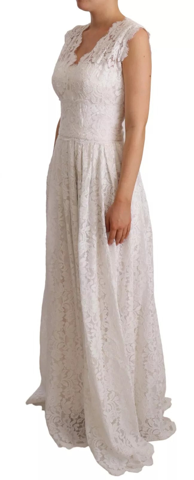 Robe longue blanche Dolce & Gabbana avec corsage en dentelle florale, style maxi et détails élégants.