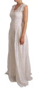Robe longue blanche Dolce & Gabbana avec corsage en dentelle florale, style maxi et détails élégants.