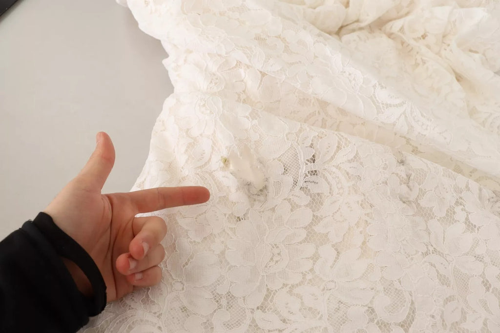 Robe longue maxi en dentelle blanche Dolce & Gabbana avec corsage florale, élégante et raffinée, pour occasions spéciales.