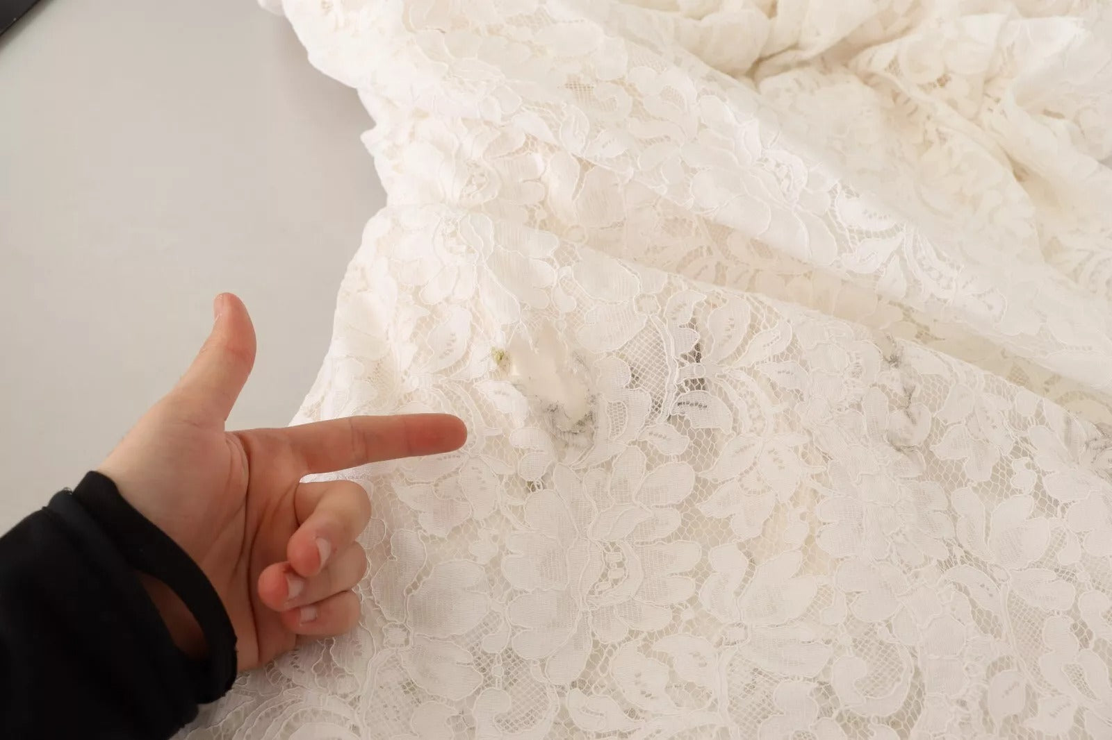 Robe longue maxi en dentelle blanche Dolce & Gabbana avec corsage florale, élégante et raffinée, pour occasions spéciales.