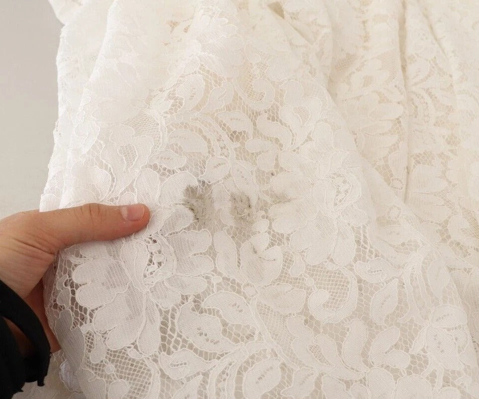 Robe longue blanche Dolce & Gabbana avec corsage en dentelle à motifs floraux, élégante et sophistiquée.