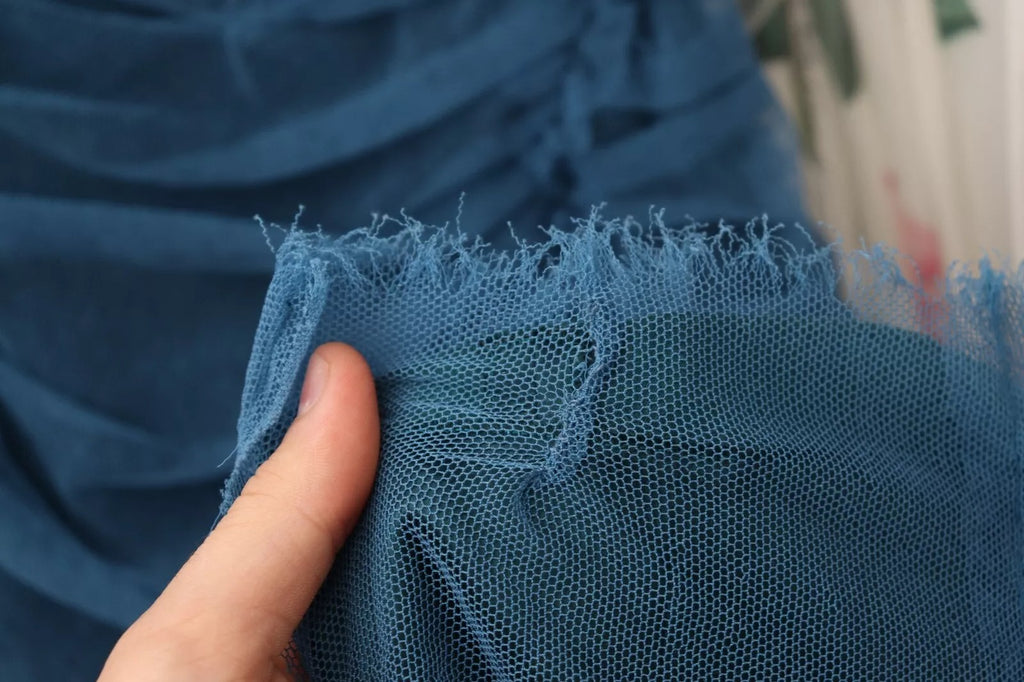Robe en tulle bleu avec finition en mesh et drapé de Dolce & Gabbana, robe moulante élégante et sophistiquée.