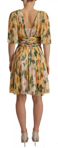 Robe longue plissée à fleurs jaunes de Dolce & Gabbana, style floral print et élégance maxi.