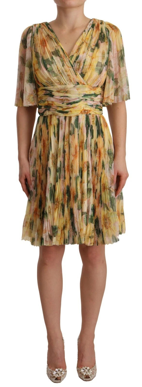 Robe longue à fleurs jaunes Dolce & Gabbana avec plis, style élégant et fluide, portée sur un mannequin.
