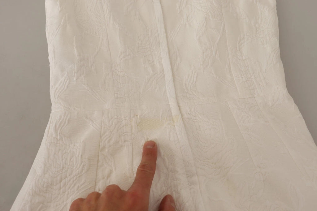 Robe courte sans manches blanche à fleurs de Dolce & Gabbana, style robe fourreau élégante et féminine.