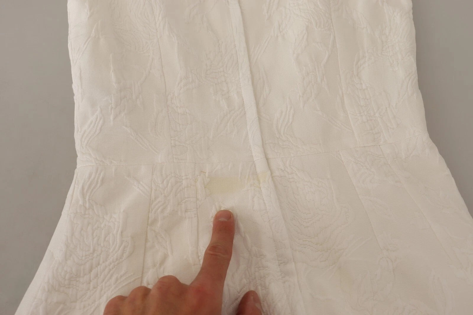 Robe courte sans manches blanche à fleurs de Dolce & Gabbana, style robe fourreau élégante et féminine.