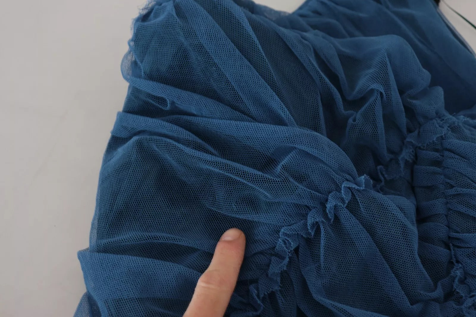 Robe de soirée en tulle bleu avec bordure en mesh Dolce & Gabbana, coupe ajustée et détails froncés, vue de face.