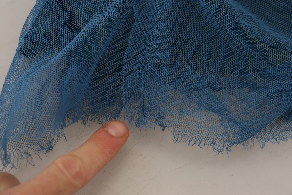 Robe en tulle drapée bleu avec bordure en mesh de Dolce & Gabbana, coupe ajustée et détails plissés élégants.