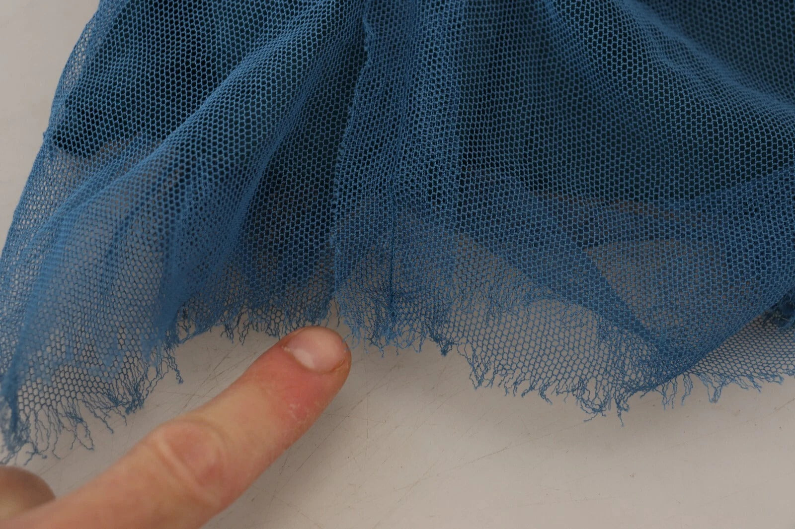 Robe en tulle drapée bleu avec bordure en mesh de Dolce & Gabbana, coupe ajustée et détails plissés élégants.
