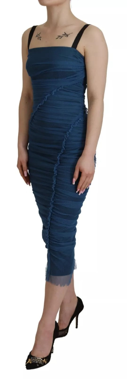 Robe fourreau en tulle bleu avec garniture en mesh et drapé de Dolce & Gabbana, détail élégant et sophistiqué.