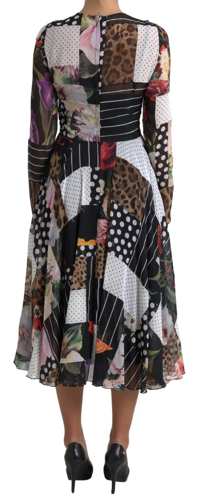 Robe Dolce & Gabbana à patchwork multicolore avec fleurs et motif léopard, élégante et colorée, portée sur un mannequin.