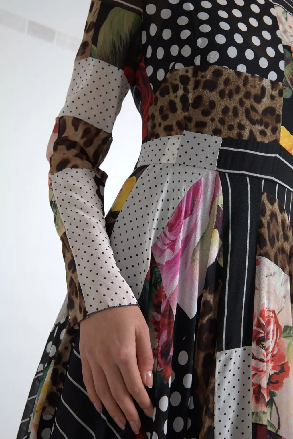 Robe Dolce & Gabbana à patchwork multicolore avec motifs floraux et léopard, détails colorés et élégants.