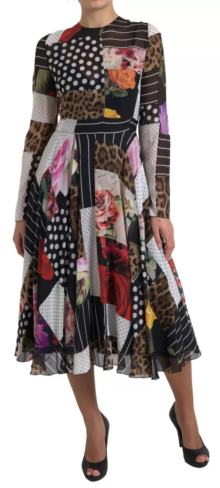 Robe Dolce & Gabbana à patchwork multicolore avec motifs floraux et léopard, courte et élégante, portée avec style.